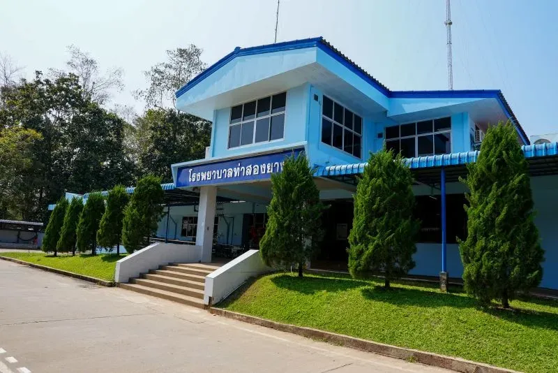 مستشفى في مخيم للاجئين على الحدود التايلاندية، حيث يُقدّم الرعاية الصحية للعديد من اللاجئين، وسط تحديات كبيرة.