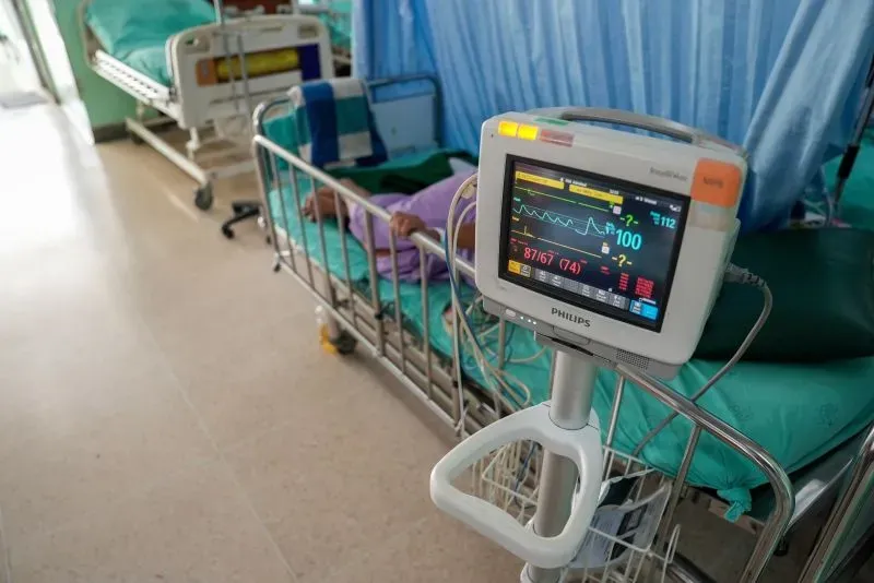 جهاز مراقبة طبي في مستشفى مخيم للاجئين، يظهر بيانات حيوية لمرضى يعانون من حالات صحية مزمنة، في ظل نقص الرعاية الصحية.