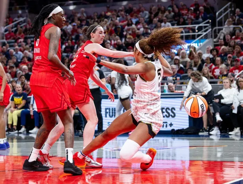 تظهر الصورة لحظة من مباراة كرة السلة بين إنديانا فيفر وشيكاغو سكاي، حيث تتداخل اللاعبين في مواجهة حماسية.