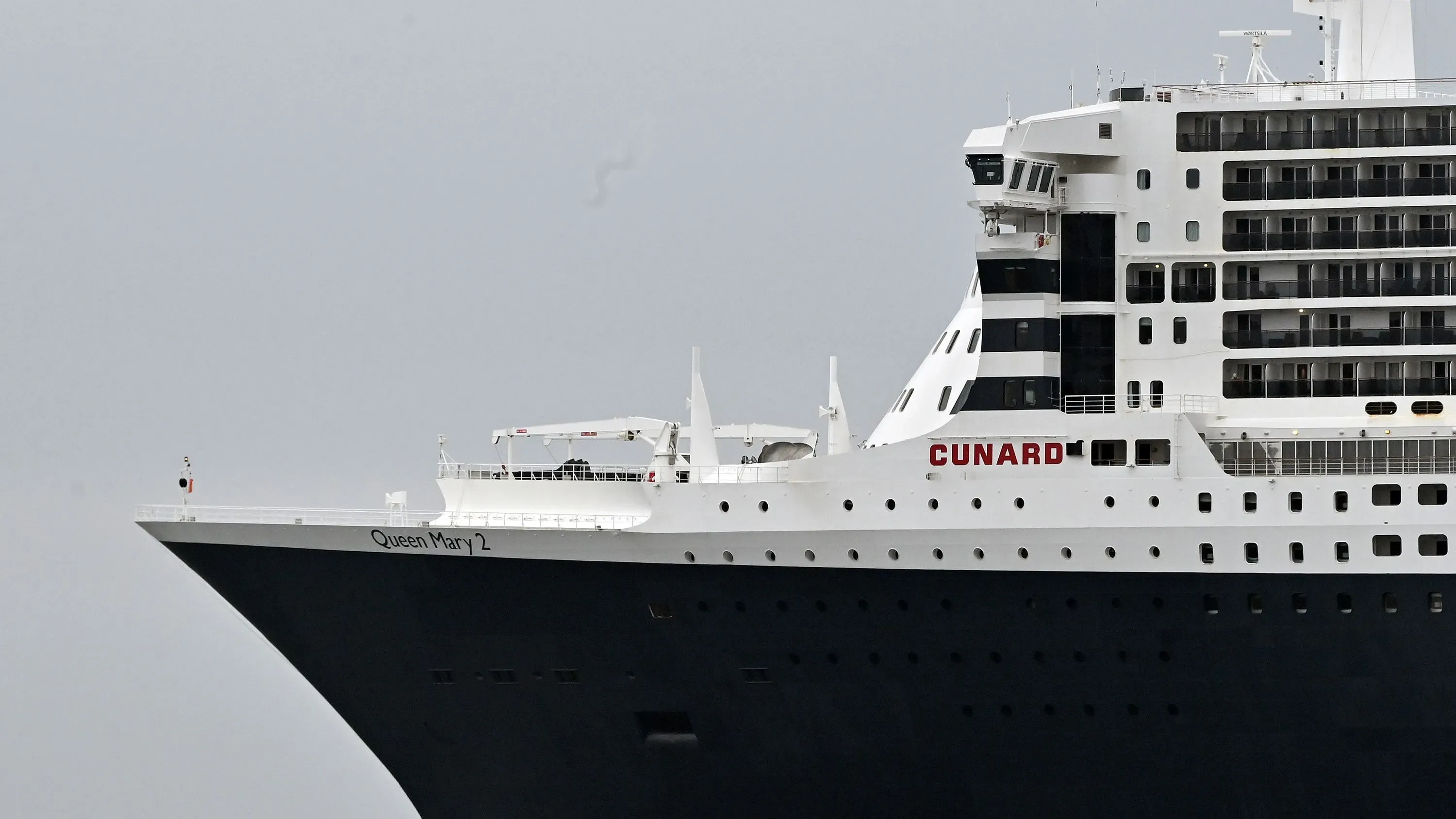 سفينة كوين ماري 2 السياحية، تبرز في الصورة، تعرضت لتفشي فيروس نوروفيروس، مما أثر على أكثر من 240 شخصاً على متنها.