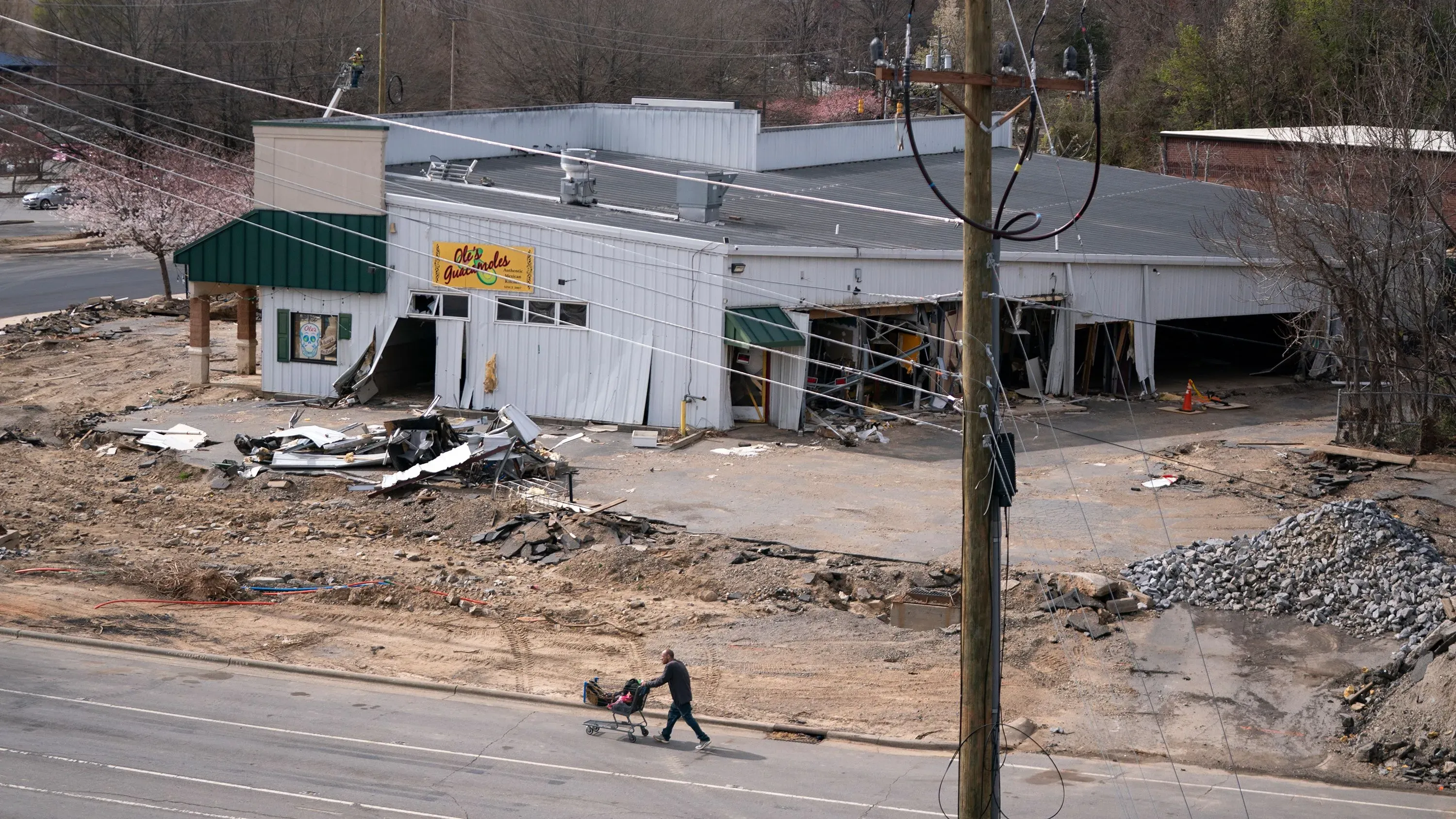 محل تجاري متضرر بعد إعصار هيلين في ولاية كارولينا الشمالية، مع بقايا حطام وتدهور واضح في المنطقة المحيطة.