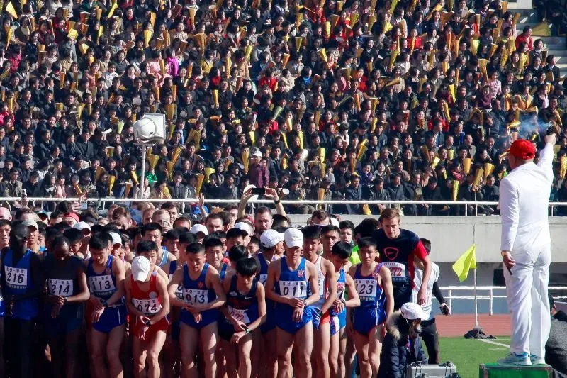 ماراثون بيونغ يانغ الدولي يجمع عدائين محليين وأجانب وسط حشد كبير، بمناسبة عيد ميلاد كيم إيل سونغ.