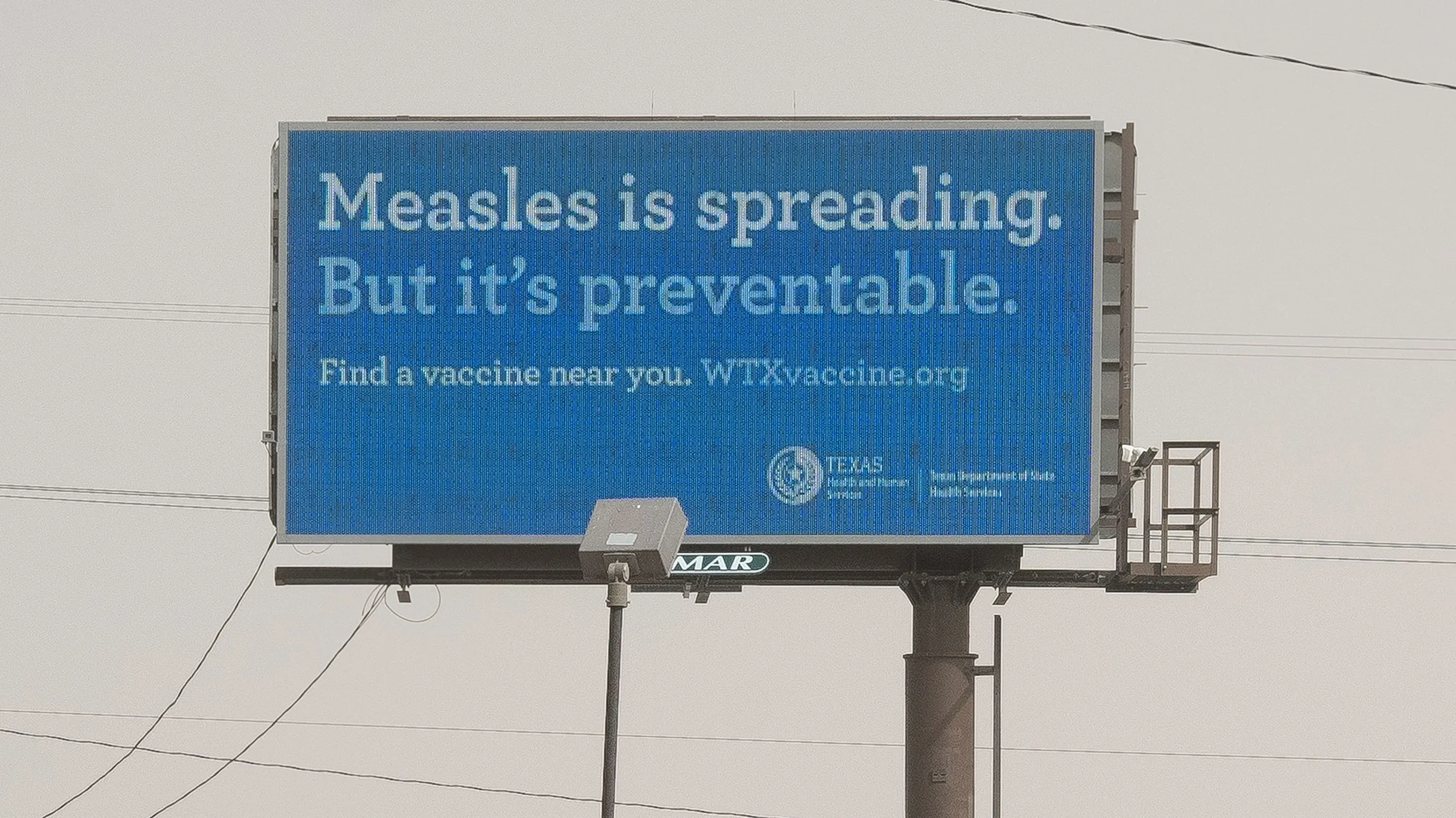 فيروس الحصبة ينتشر، لكنه قابل للتجنب. لافتة إعلانية في تكساس تدعو للبحث عن لقاح بالقرب منك.