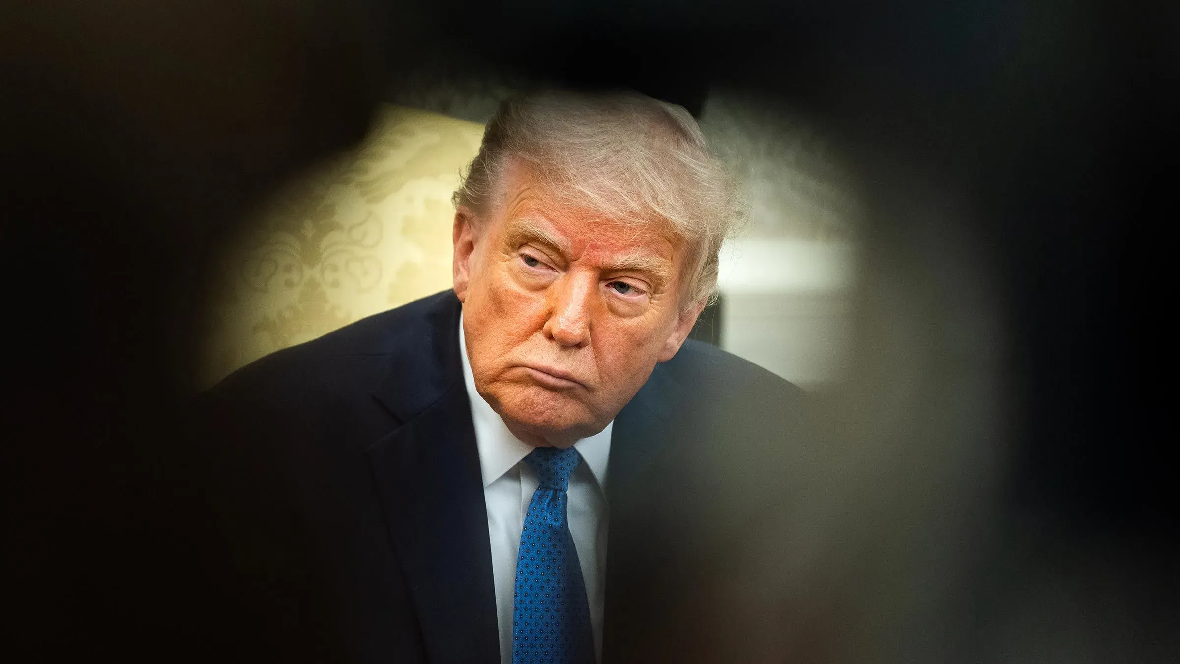 ترامب أثناء مقابلة، يعبر عن مشاعره حول وزرائه وأداء الحكومة، مع التركيز على قضايا مثل الهجرة والقيادة في البنتاغون.