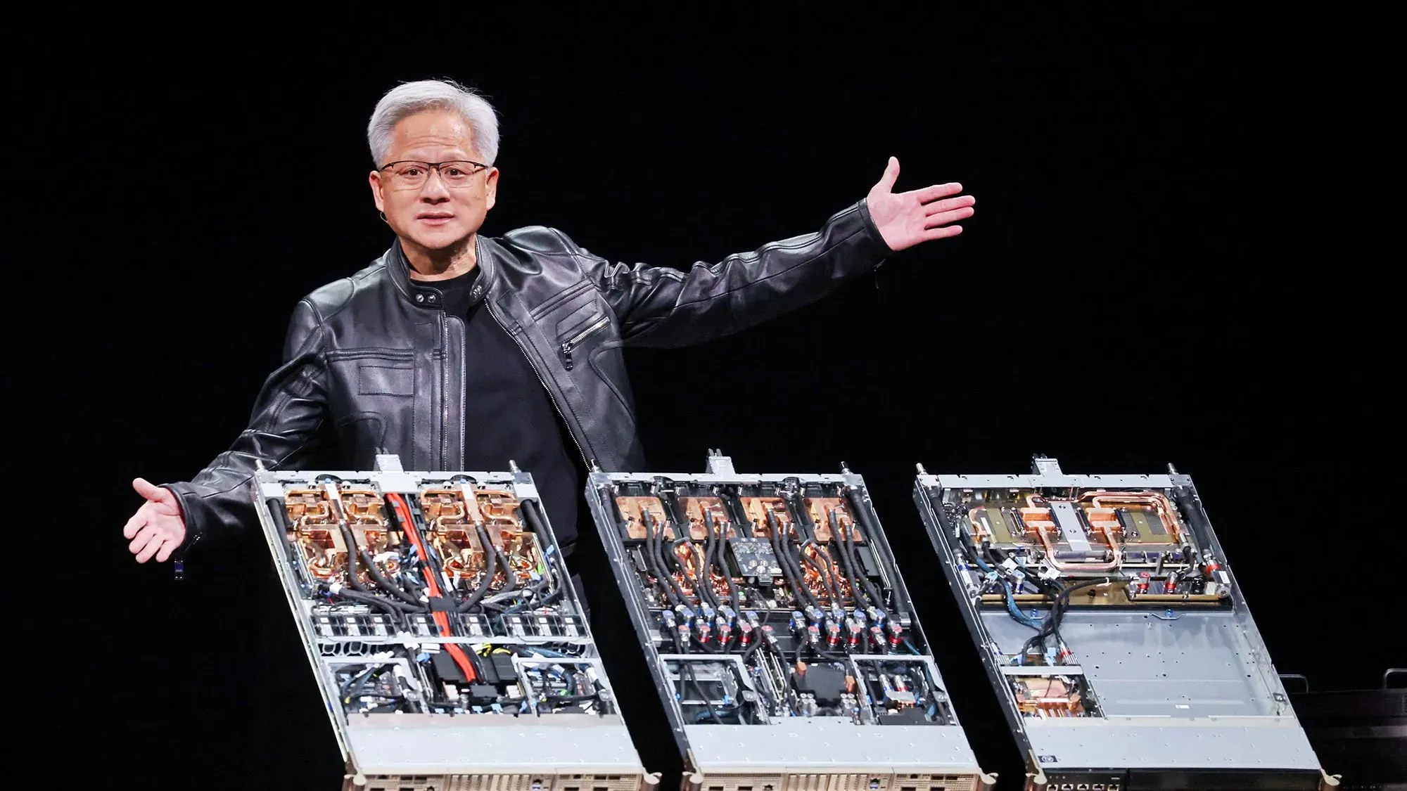 الرئيس التنفيذي لشركة إنفيديا، جينسن هوانغ، يقدم رقائق الذكاء الاصطناعي H20 خلال مؤتمر تقني، مع التركيز على الابتكار والتحديات.