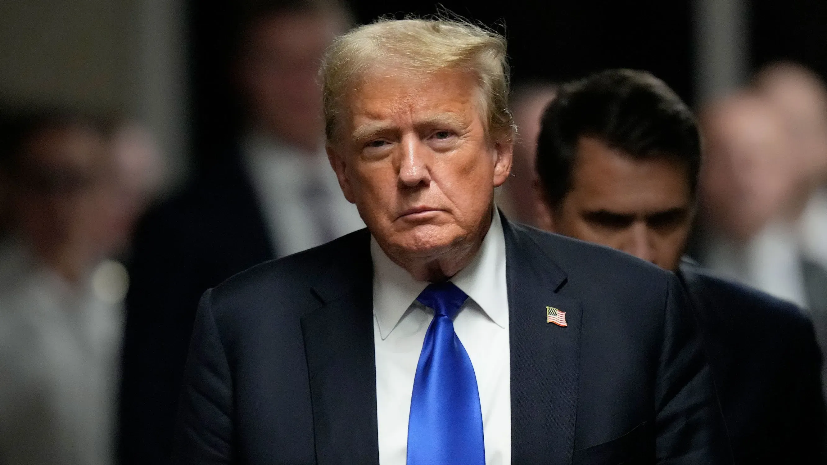 دونالد ترامب يظهر بوجه جاد أثناء مغادرته محكمة الاستئناف في نيويورك، حيث يناقش طلب تأجيل الحكم في قضية أموال الرشوة.