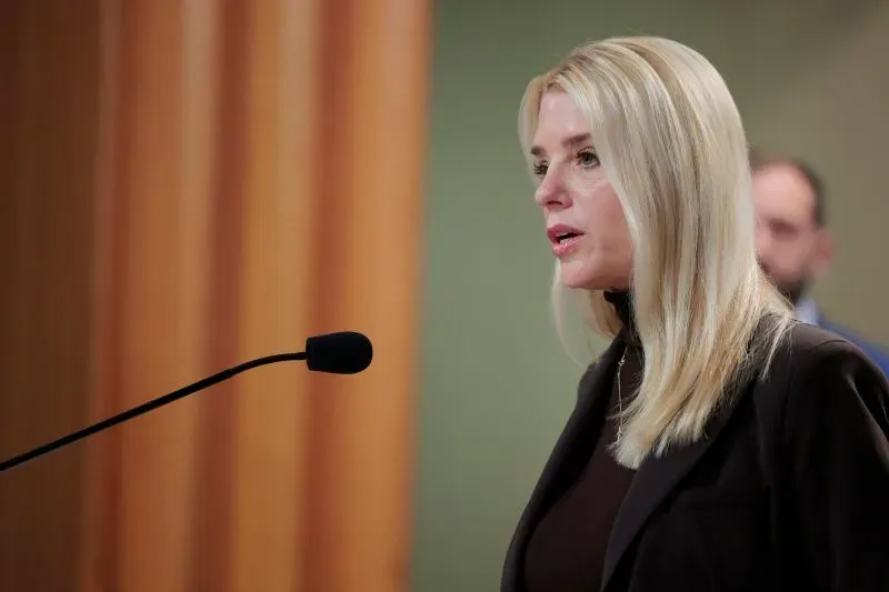 تظهر الصورة كايلا مامليك، المتحدثة باسم عمدة نيويورك إريك آدامز، أثناء حديثها في مؤتمر صحفي حول قضايا الهجرة.