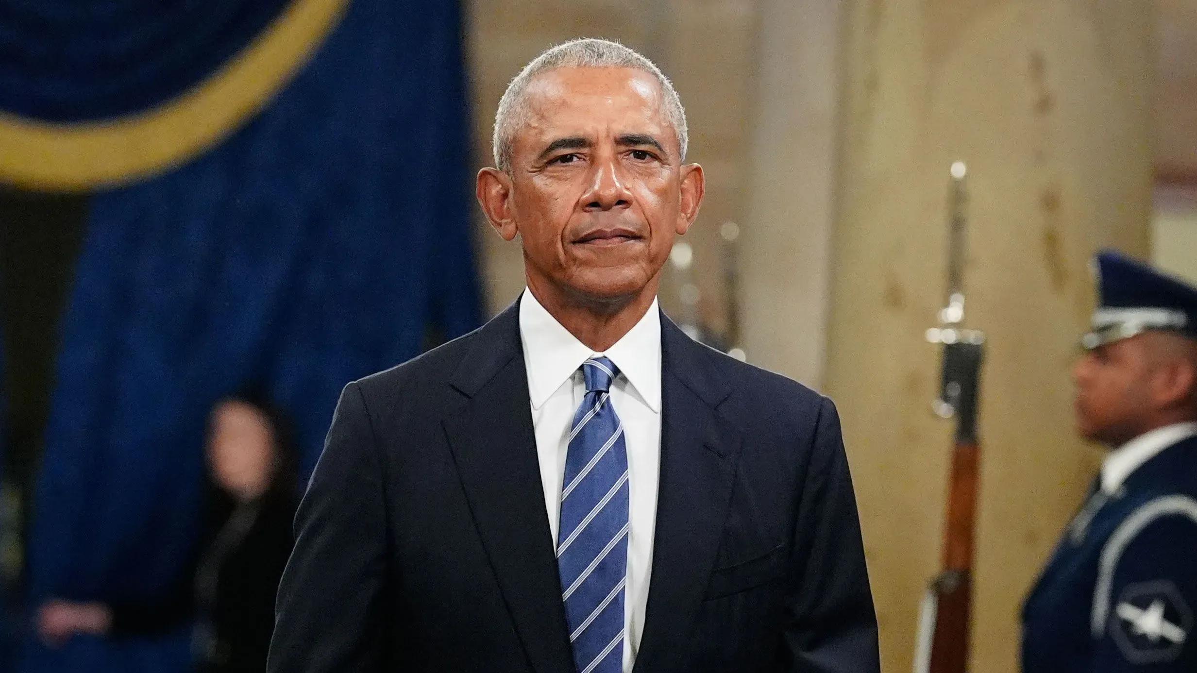 باراك أوباما يظهر في حدث رسمي، حيث يتحدث عن التحديات التي تواجه البلاد تحت إدارة ترامب، مع التركيز على قضايا حرية التعبير.