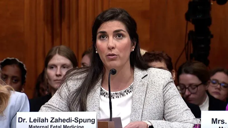 الدكتورة ليلى زاهدي-سبون تتحدث أمام لجنة، مشددة على أهمية رعاية الإجهاض في ظل القيود القانونية.