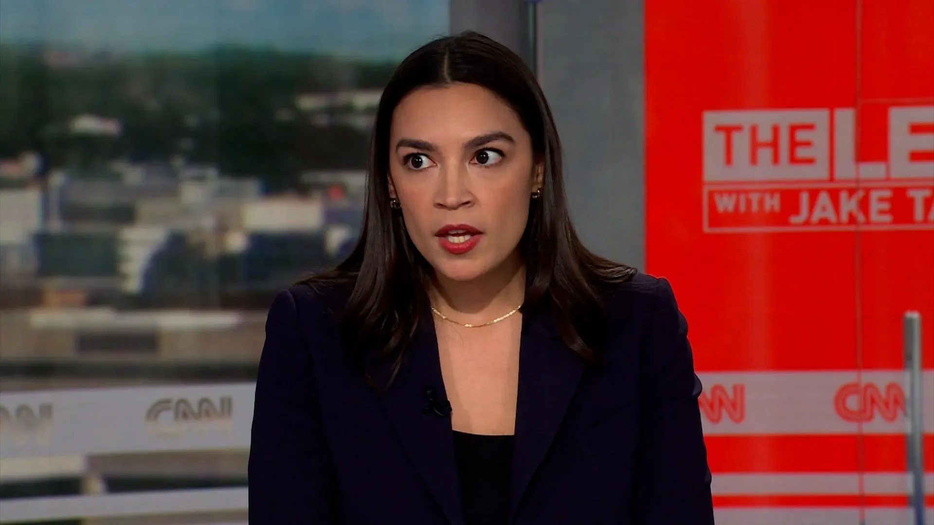 تظهر النائبة ألكسندريا أوكاسيو-كورتيز أثناء حديثها للصحفيين، معبرة عن استيائها من قرار زعيم الأقلية في مجلس الشيوخ تشاك شومر بشأن تمويل الحزب الجمهوري.