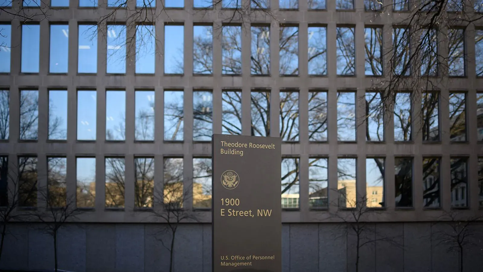 مبنى إدارة شؤون الموظفين الأمريكية مع لافتة توضح العنوان، يعكس الأهمية الإدارية والمالية للمؤسسة في إدارة الأموال الفيدرالية.