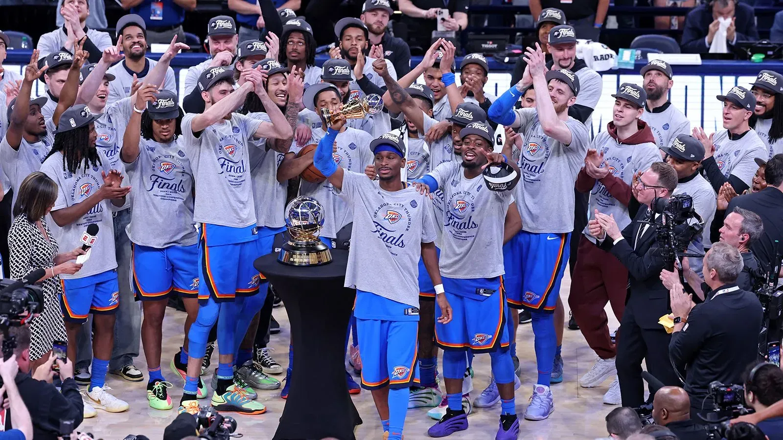 فريق أوكلاهوما سيتي ثاندر يحتفل بفوزه في نهائيات المؤتمر الغربي، مع تسليم الجائزة وسط حشد من المشجعين والإعلام.