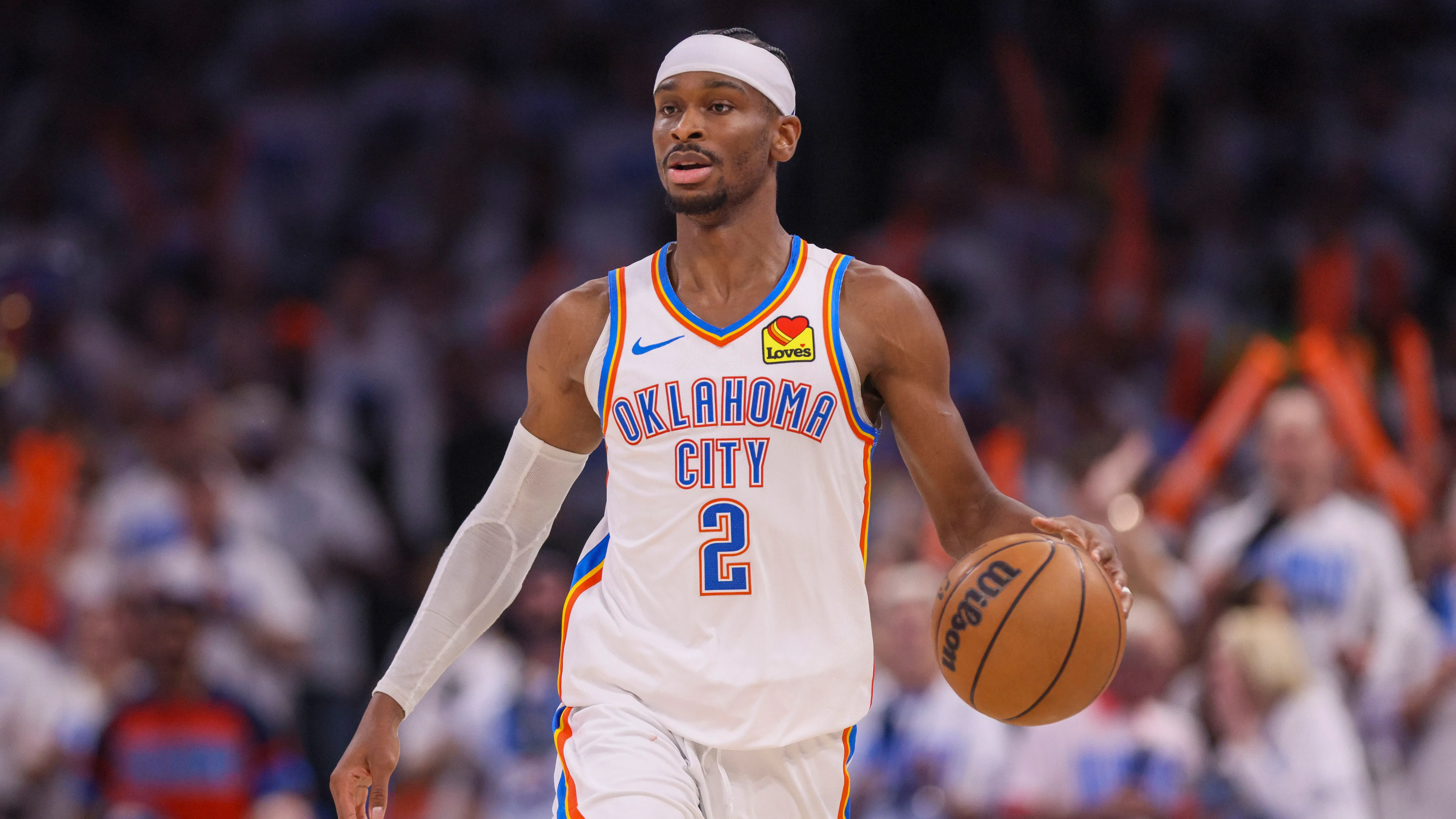 شاي جيلجوس-أليكساندر، نجم أوكلاهوما سيتي ثاندر، يحمل كرة سلة خلال مباراة، بعد فوزه بجائزة أفضل لاعب في الدوري الأمريكي 2024-25.