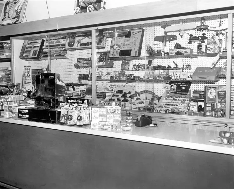 واجهة متجر كيبز توي لاند، تعرض مجموعة متنوعة من الألعاب الكلاسيكية، مع التركيز على الألعاب غير الكهربائية، في لوس أنجلوس.