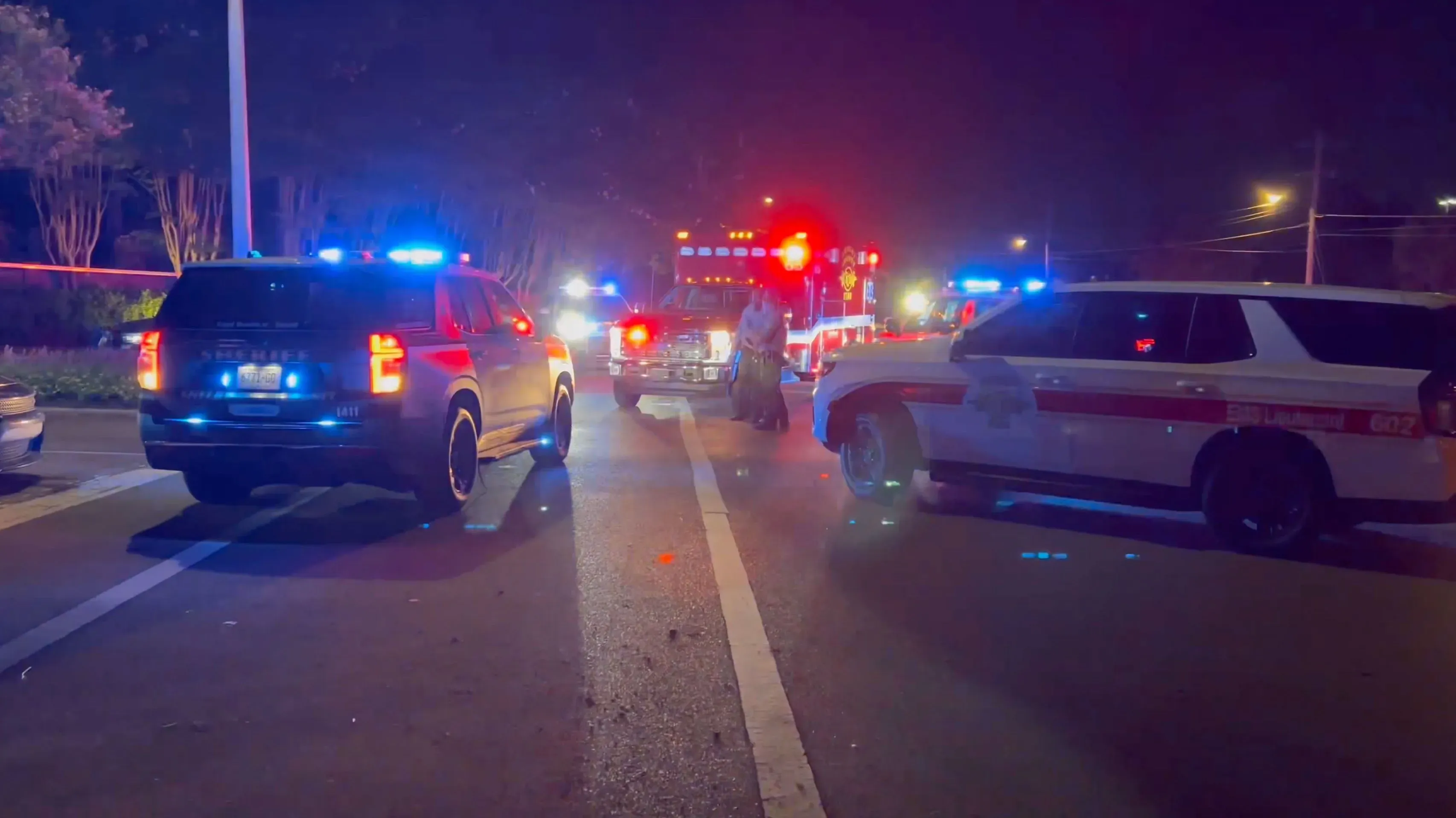 موقع الحادث في كوردوفا بولاية تينيسي، حيث تتواجد سيارات الشرطة والإسعاف بعد إطلاق نار أسفر عن مقتل لاعب كرة القدم كوري آدامز.