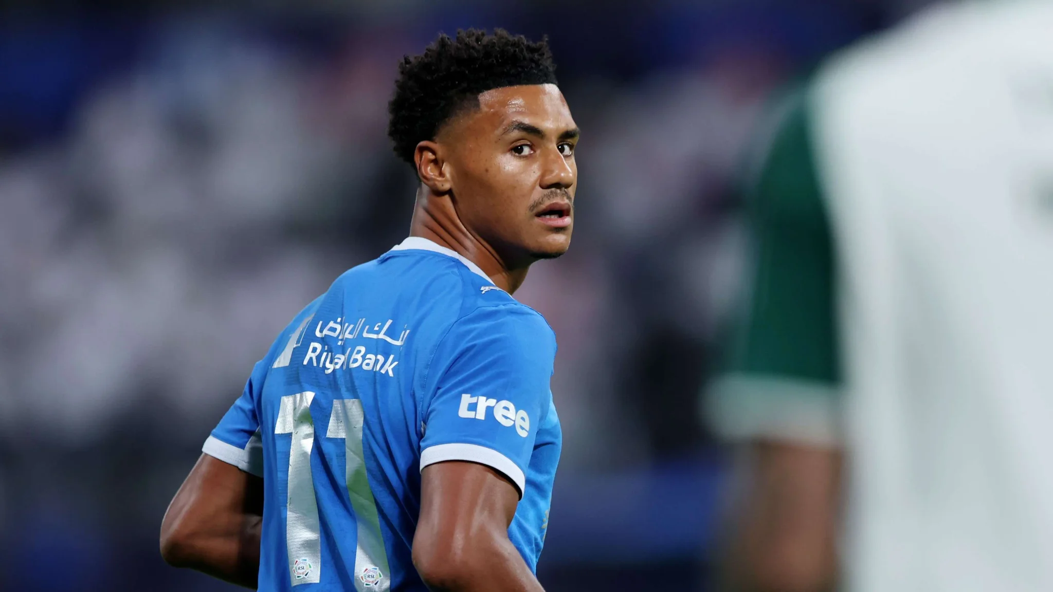 المهاجم أولي واتكينز بقميص الهلال السعودي خلال مباراة في الدوري السعودي للمحترفين موسم 2024.