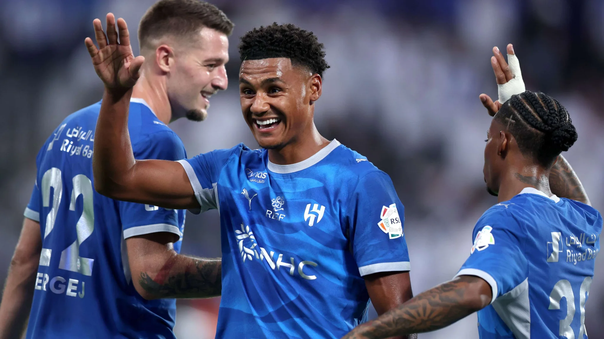 لاعبو الهلال يحتفلون بفوز الفريق مع التركيز على أولى أهداف أولي واتكينز في الدوري السعودي للمحترفين.