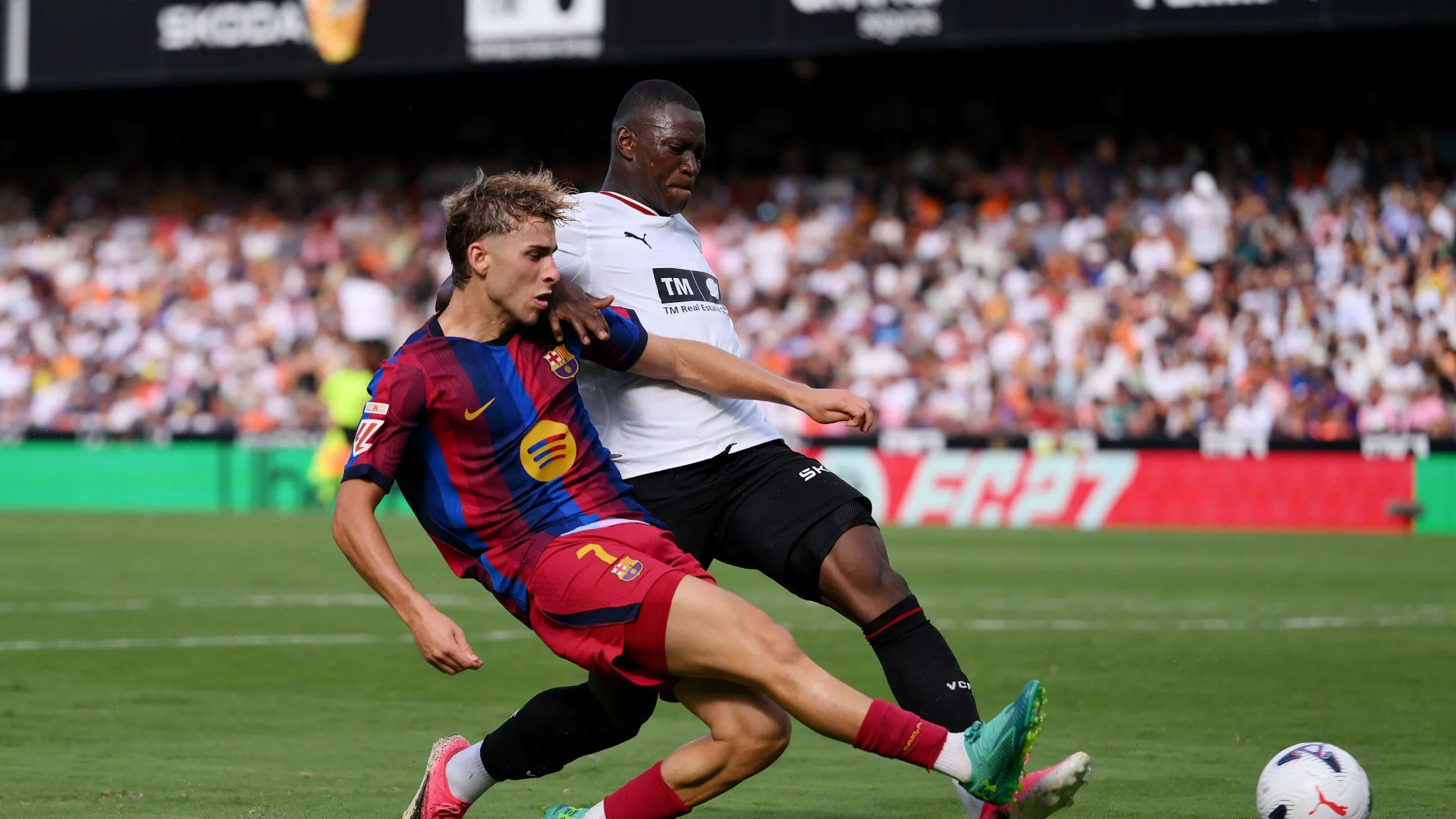 فيرمين لوبيز لاعب برشلونة يتنافس على الكرة مع مدافع فريق الخصم خلال مباراة في الدوري الإسباني موسم 2026-27.