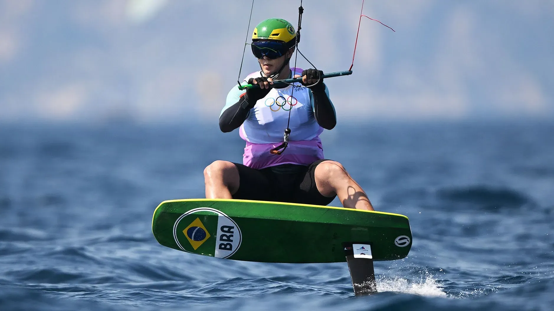 برونو لوبو، راكب الأمواج بالطائرة الورقية، يتزلج على المياه ويستخدم مهاراته لإنقاذ امرأة غارقة في المحيط أثناء اختبار كاميرته.