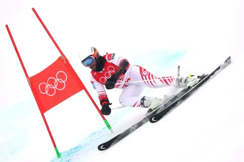 بيركين أوستا، المتزلج الأولمبي التركي، يتزلج في سباق التعرج العملاق خلال دورة الألعاب الأولمبية الشتوية 2022 في بكين.