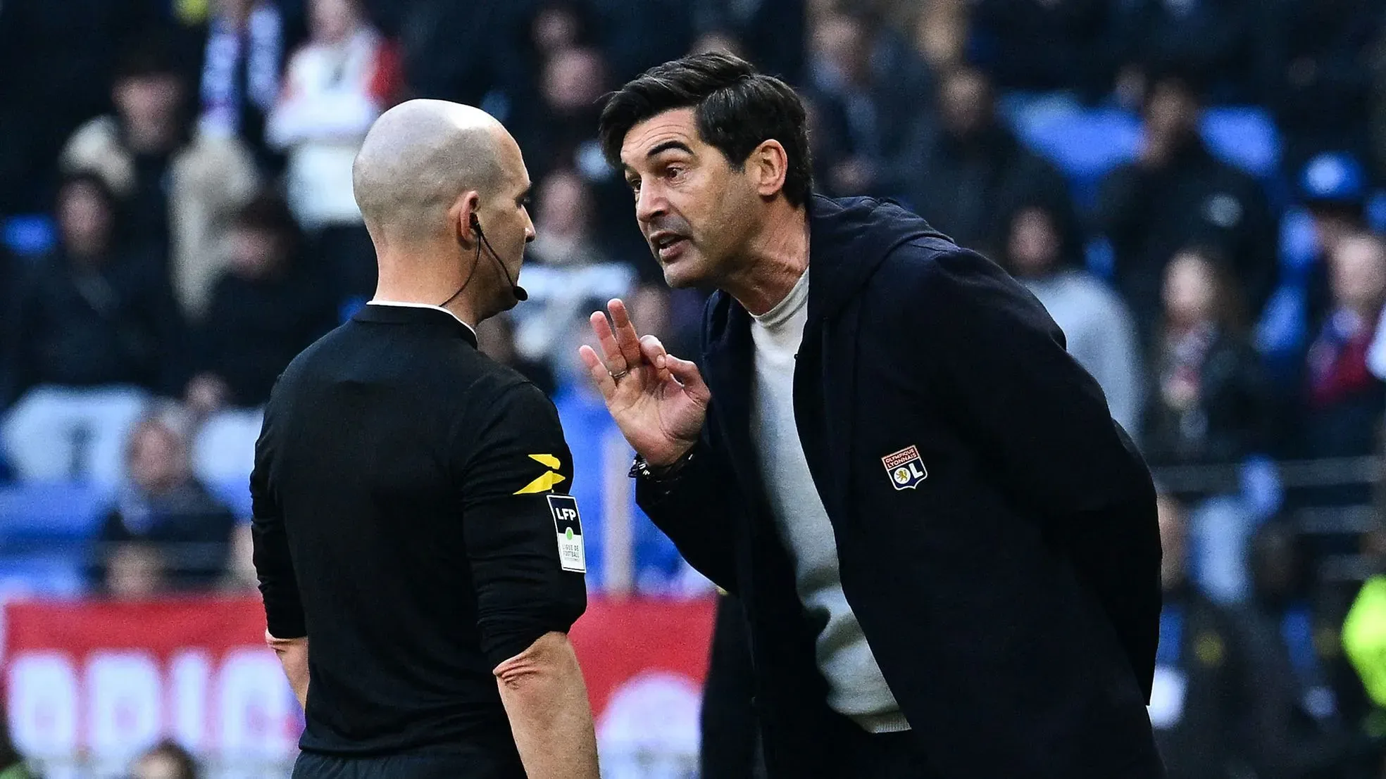 باولو فونسيكا، مدرب أولمبيك ليون، يتجادل مع الحكم بينوا ميلو خلال مباراة الفريق ضد بريست، مما أدى إلى إيقافه تسعة أشهر.