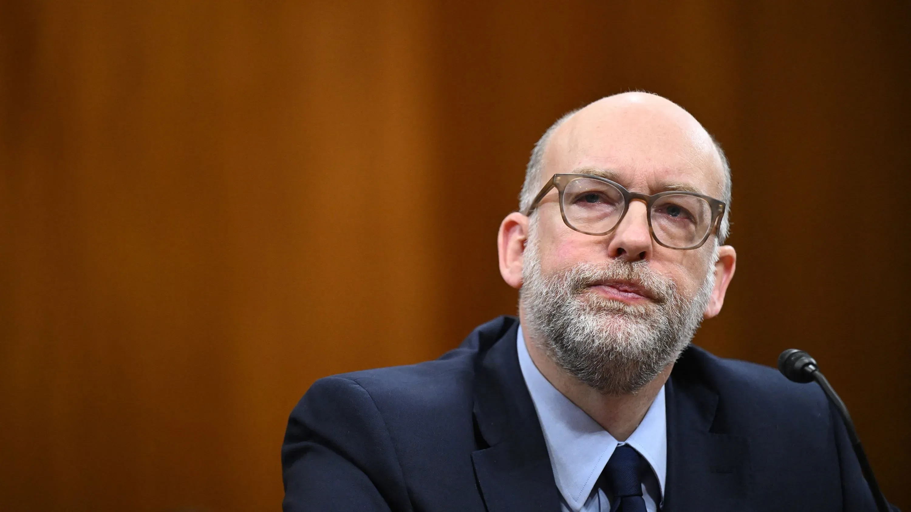 تظهر الصورة راسل فوت، القائم بأعمال مدير مكتب الحماية المالية للمستهلكين، أثناء جلسة استماع رسمية، مع تعبير جاد.