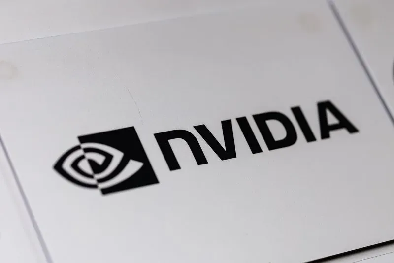 شعار شركة إنفيديا، الرائدة في تصميم رقائق الذكاء الاصطناعي، يظهر في سياق الشراكات الاستراتيجية لتعزيز البنية التحتية التقنية في السعودية.