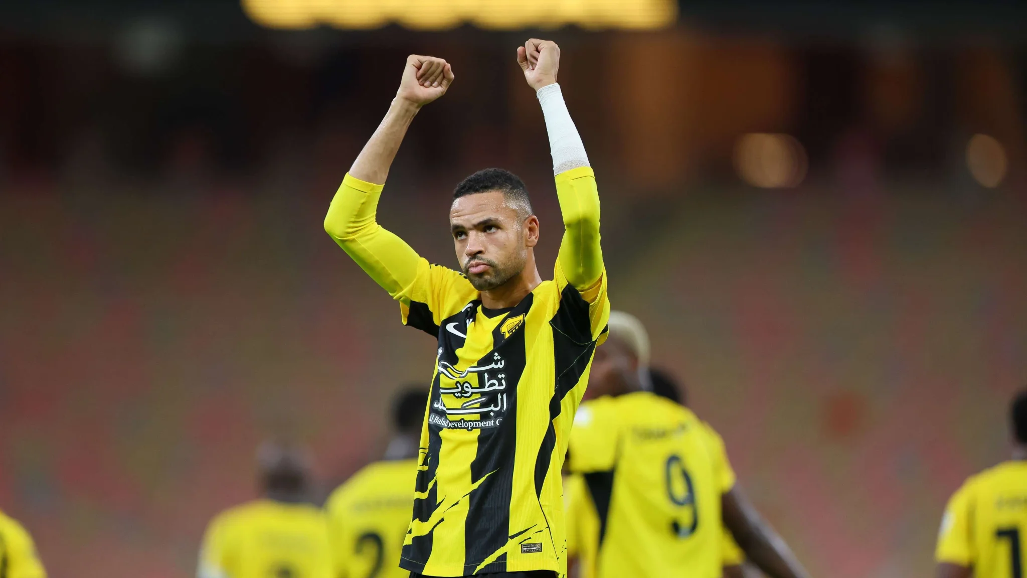 لاعب الاتحاد المغربي يوسف النصيري يرفع يديه احتفالاً بعد تسجيل هدف في مباراة دوري روشن للمحترفين ضد الفيصلي.