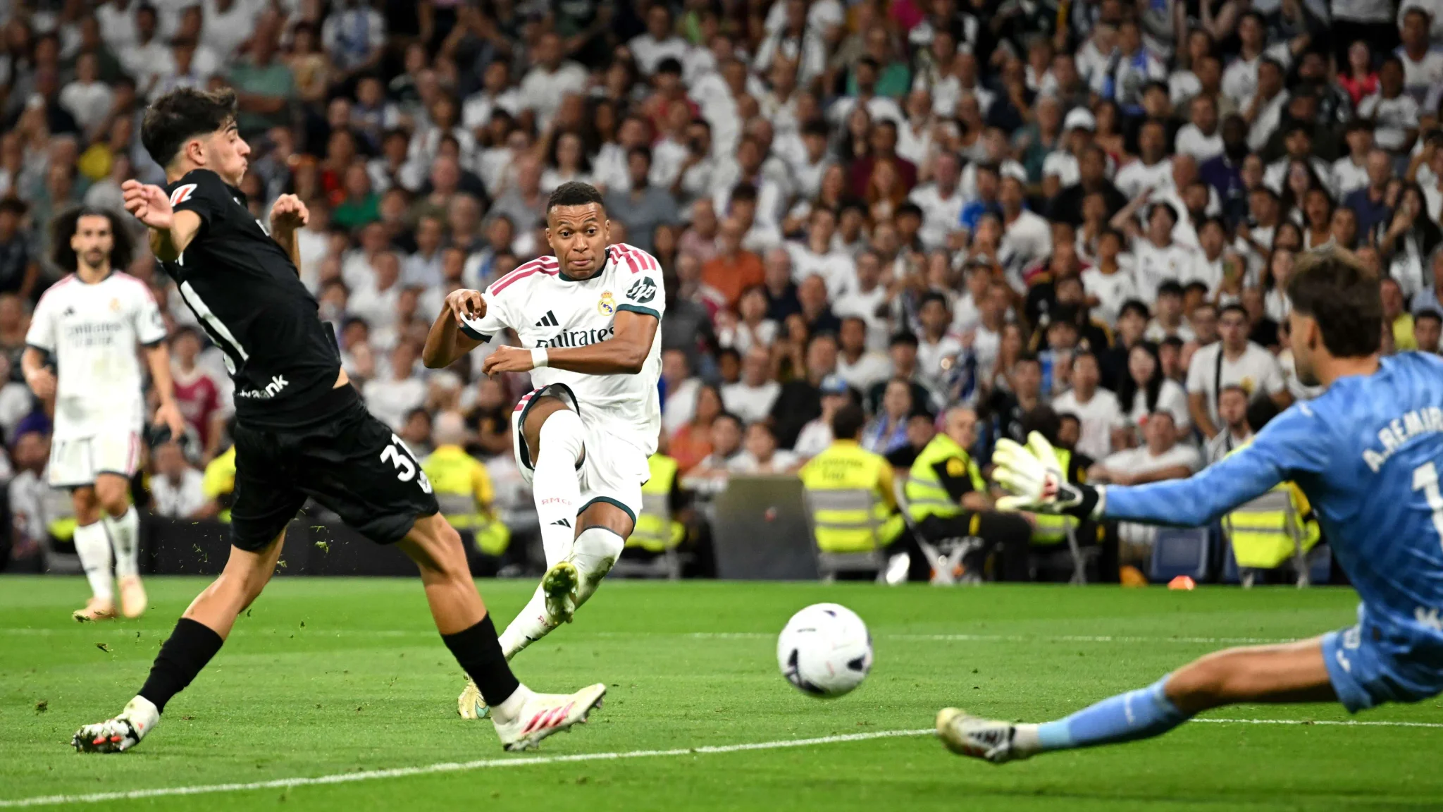 كيليان مبابي يسدد كرة نحو المرمى في مباراة ريال مدريد ضد ريال سوسييداد ضمن الدوري الإسباني لا ليغا.