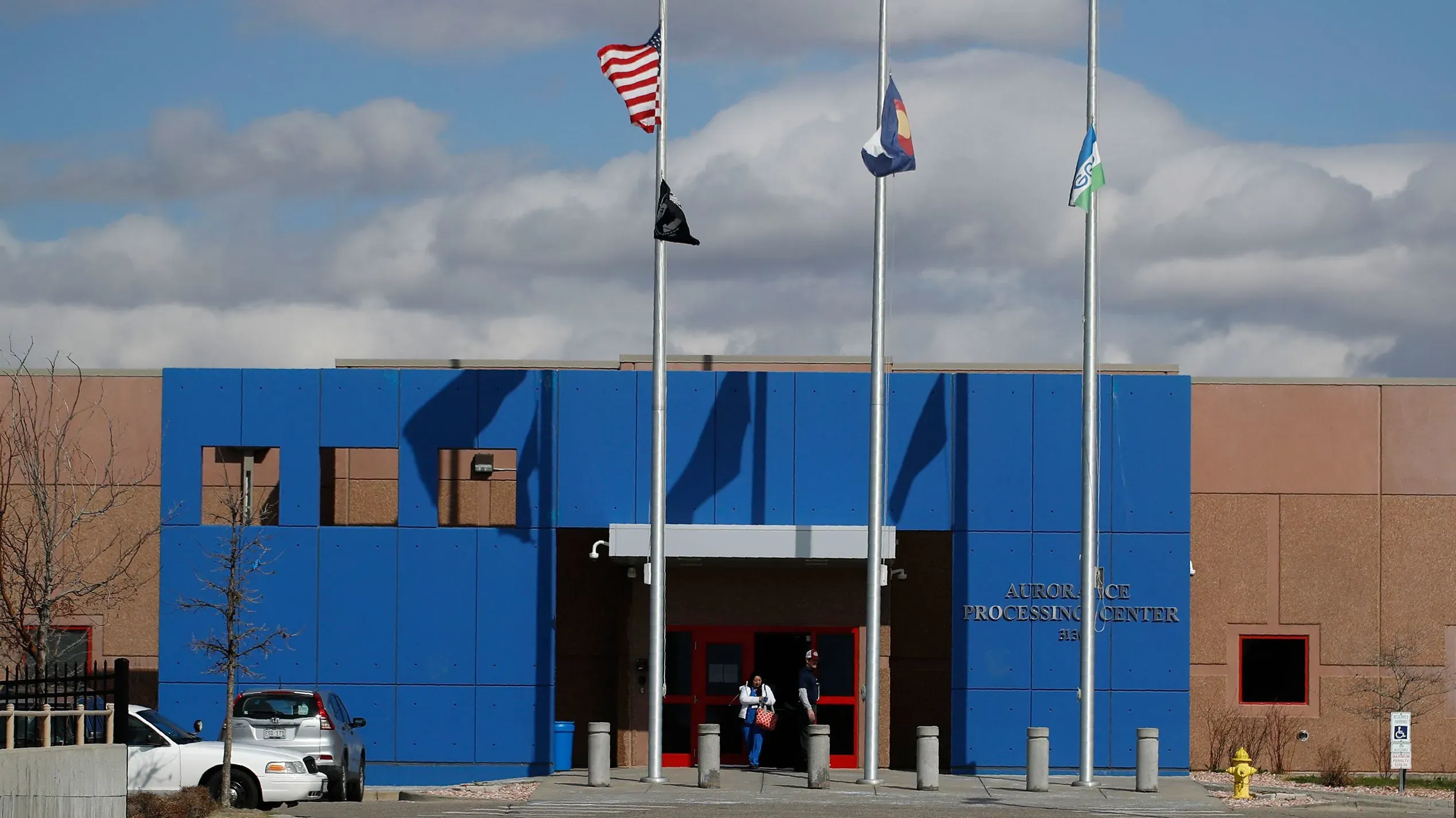 مركز معالجة الهجرة في أورورا بكولورادو، حيث تم القبض على أحد المحتجزين الهاربين بعد انقطاع التيار الكهربائي.