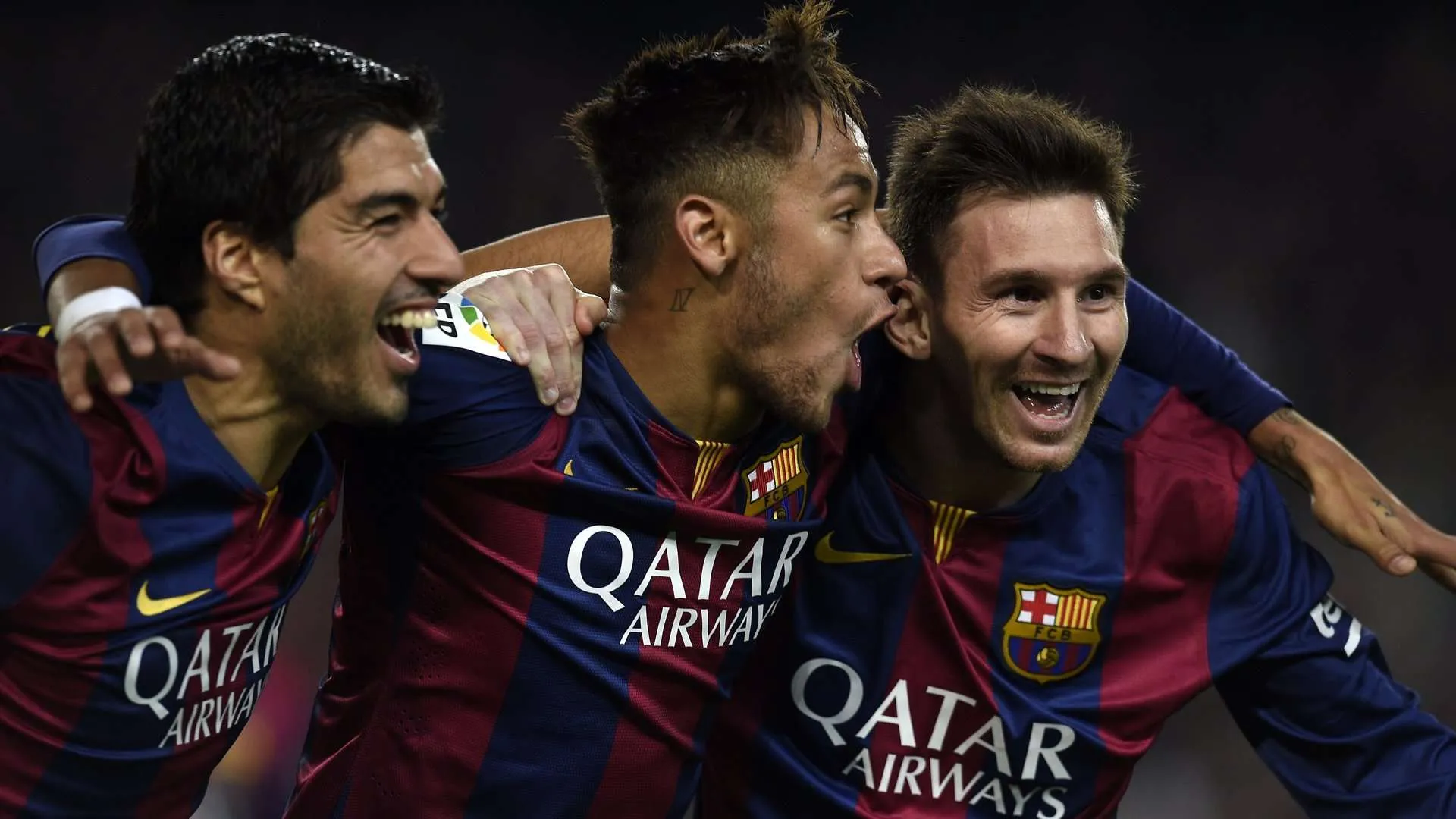 لويس سواريز ونيمار وليونيل ميسي يحتفلون معاً بفوز برشلونة في مباراة كرة قدم ضمن دوري أبطال أوروبا.