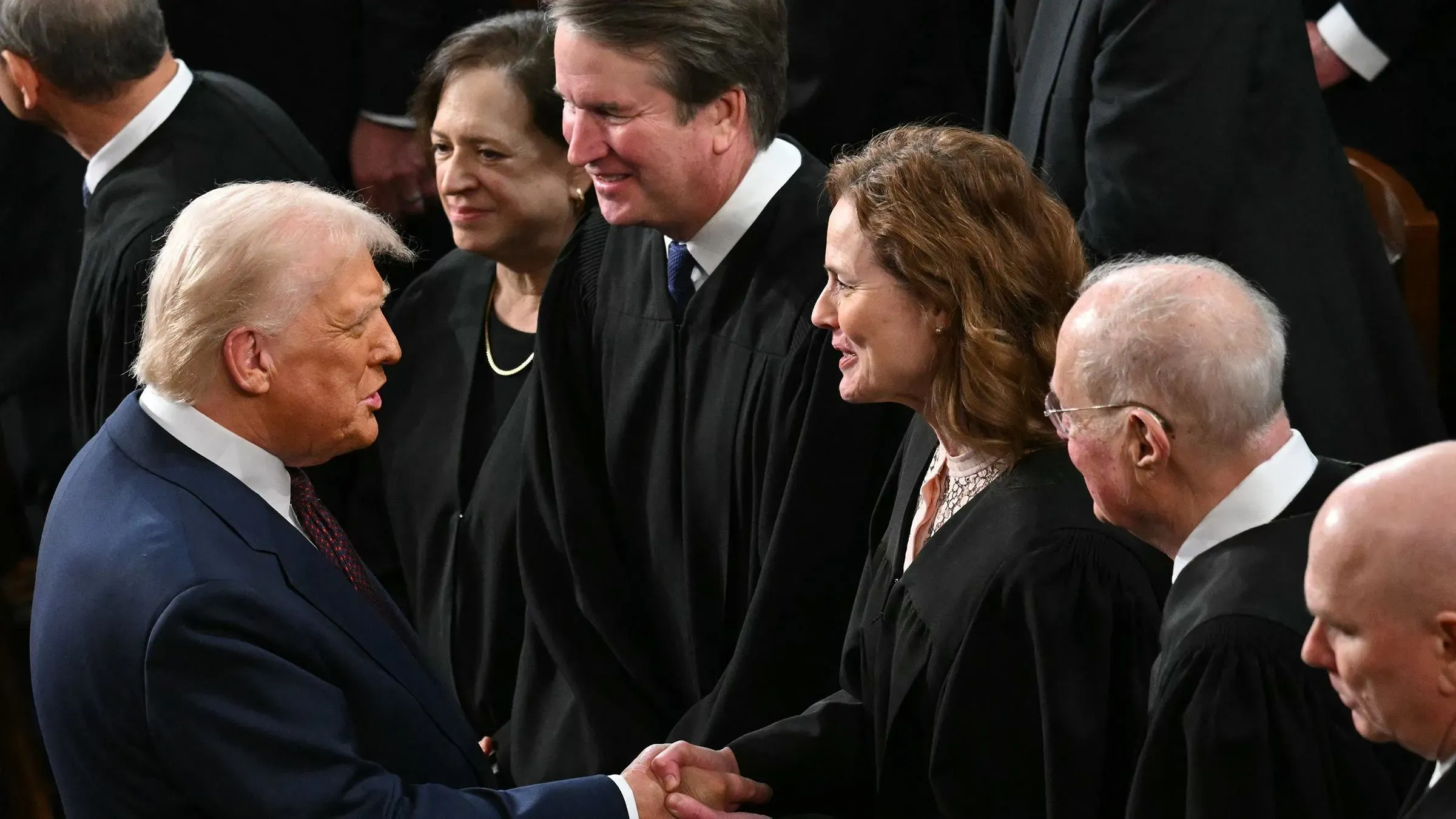 اجتماع الرئيس السابق دونالد ترامب مع قضاة المحكمة العليا، حيث يظهر تبادل التحيات والنقاشات حول قضايا قانونية مهمة.