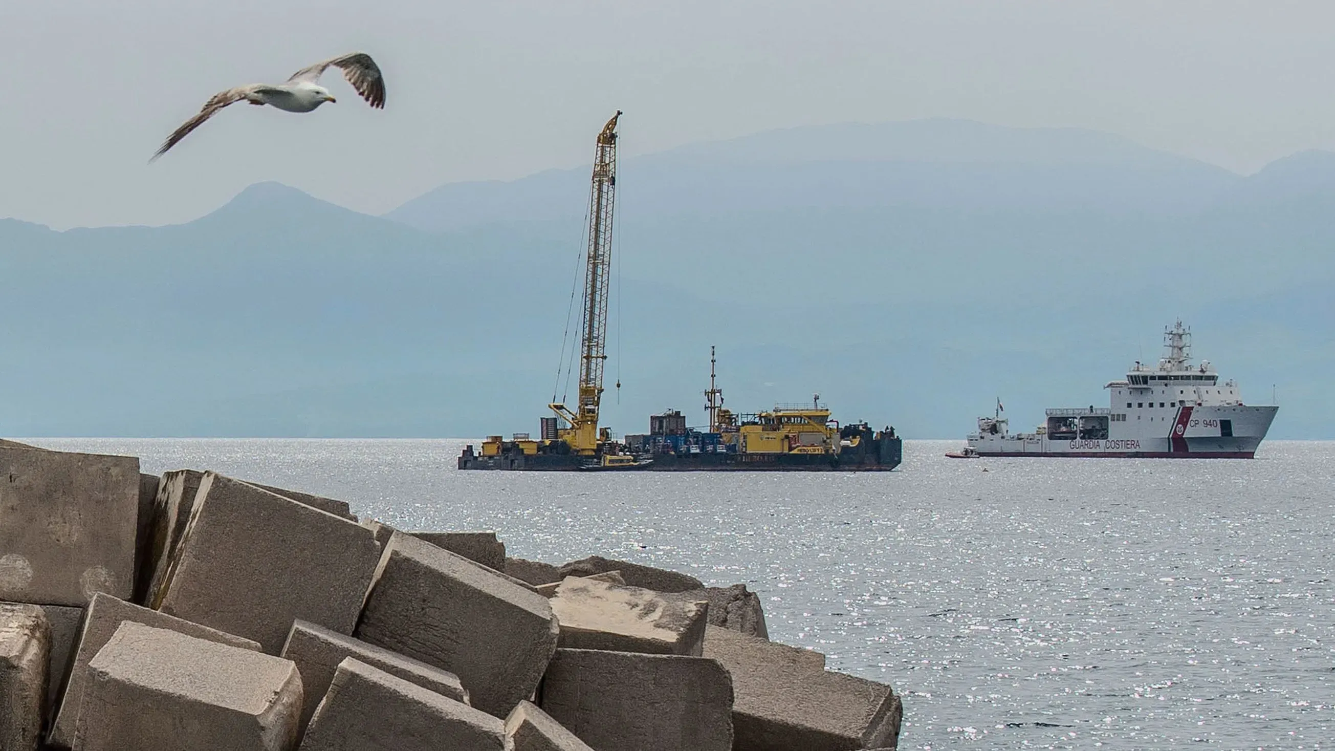 عمليات انتشال اليخت "بايزيان" الغارق تتم بواسطة رافعتين بحريتين، مع وجود خفر السواحل الإيطالي لضمان سلامة العمل.