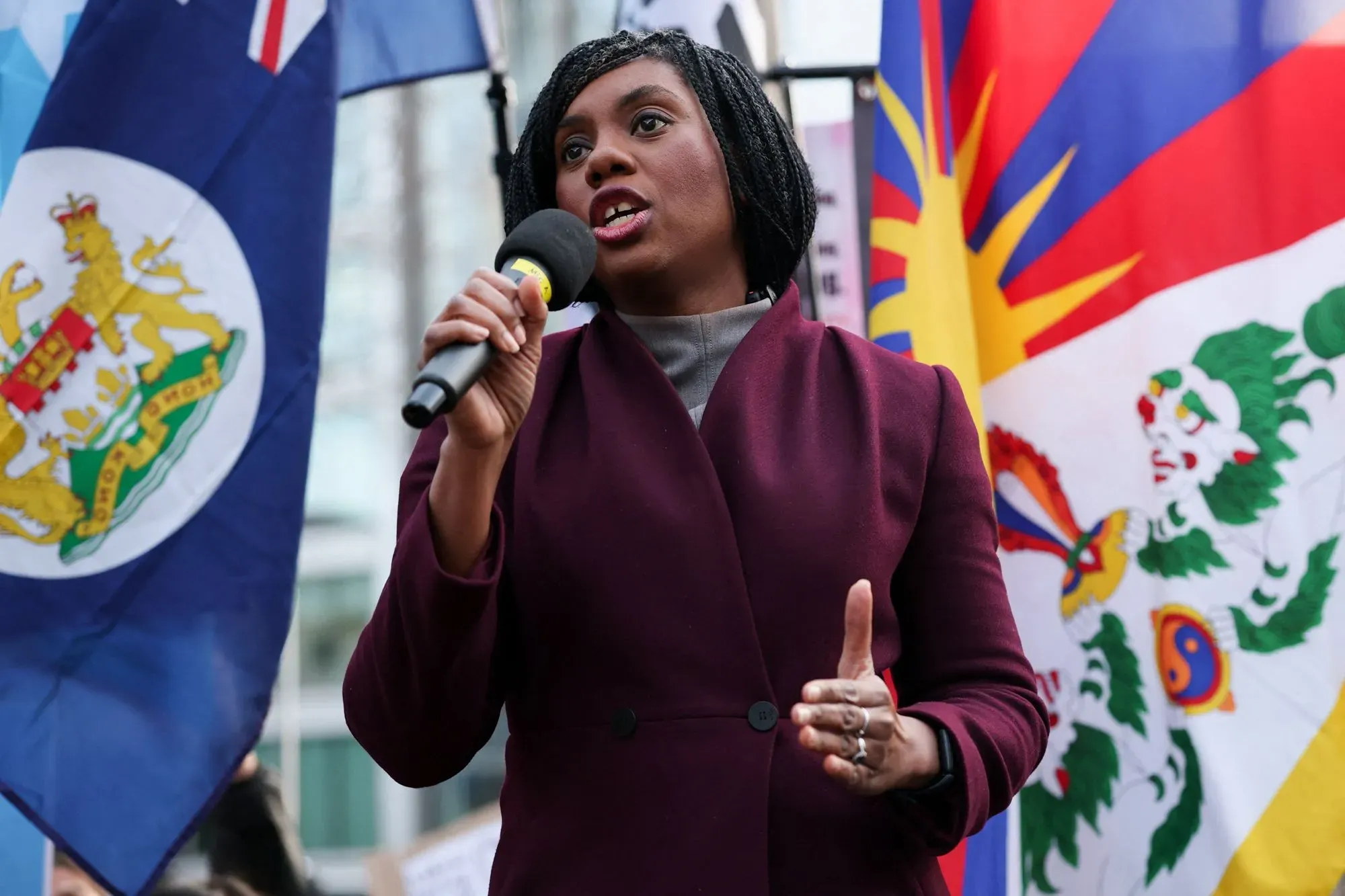 زعيمة حزب المحافظين كيمي بادنوخ تتحدث في مظاهرة ضد بناء السفارة الصينية الجديدة في لندن، وسط لافتات معارضة.