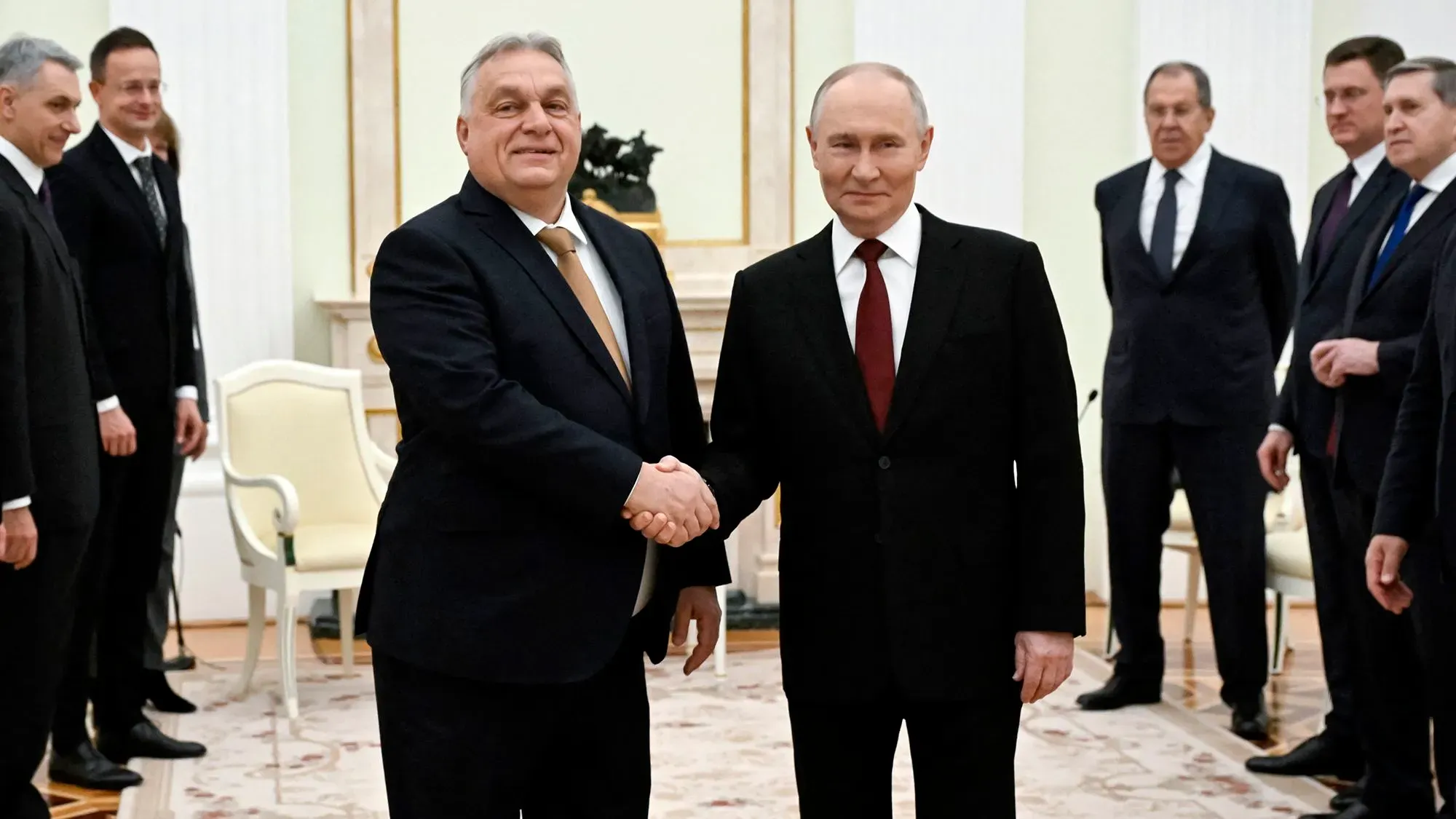 رئيس الوزراء المجري فيكتور أوربان يصافح الرئيس الروسي فلاديمير بوتين في موسكو، حيث ناقشا إمدادات الطاقة وجهود إنهاء الحرب في أوكرانيا.