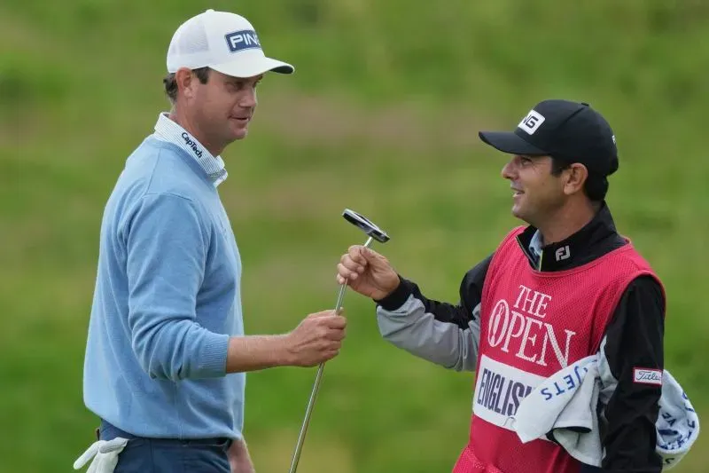لاعبا جولف يتبادلان الحديث والابتسامات في ملعب رويال بورتروش خلال بطولة أيرلندا الشمالية المفتوحة، وسط أجواء ممطرة.