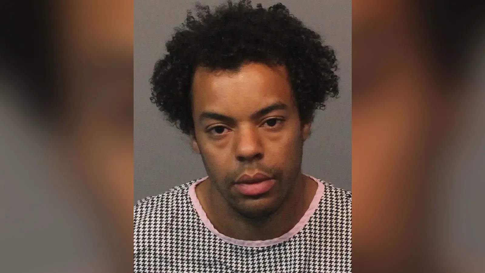 صورة لوجه نغسي زوبيري، الرجل المدان بالسجن مدى الحياة في قضية اختطاف واعتداء جنسي. تظهر ملامحه بوضوح.