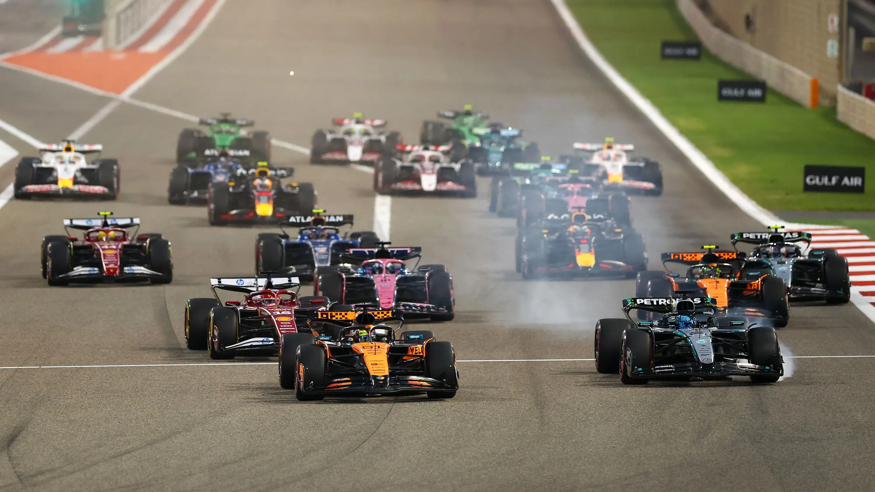 أوسكار بياستري يقود سيارات مكلارين في سباق جائزة البحرين الكبرى، متقدماً على باقي السائقين في بداية السباق.