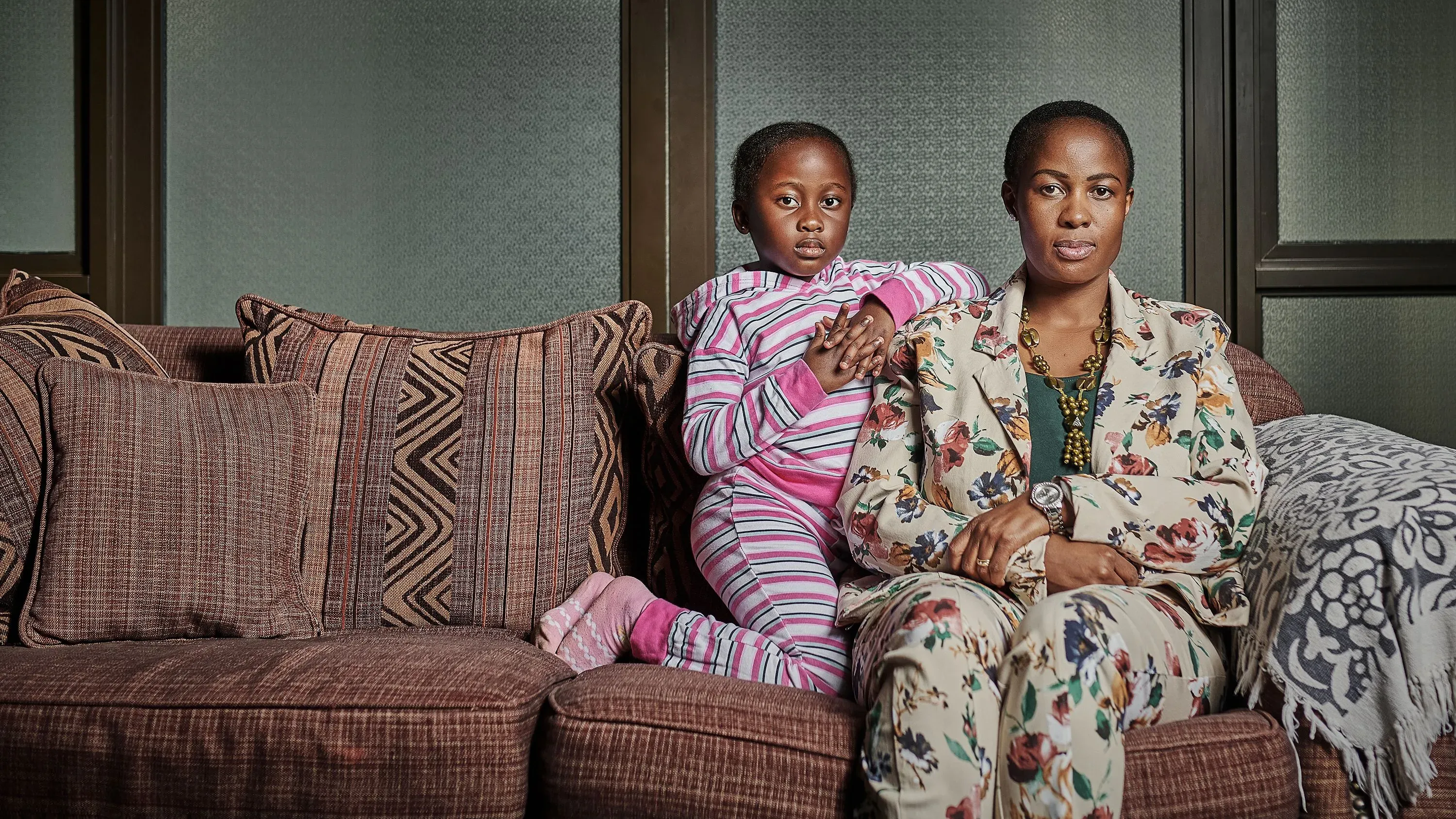 ثيتو نغوبيني، فتاة في السابعة من عمرها، تجلس بجانب والدتها مونتلها، تعكس معاناتهما بسبب داء الليستريات.