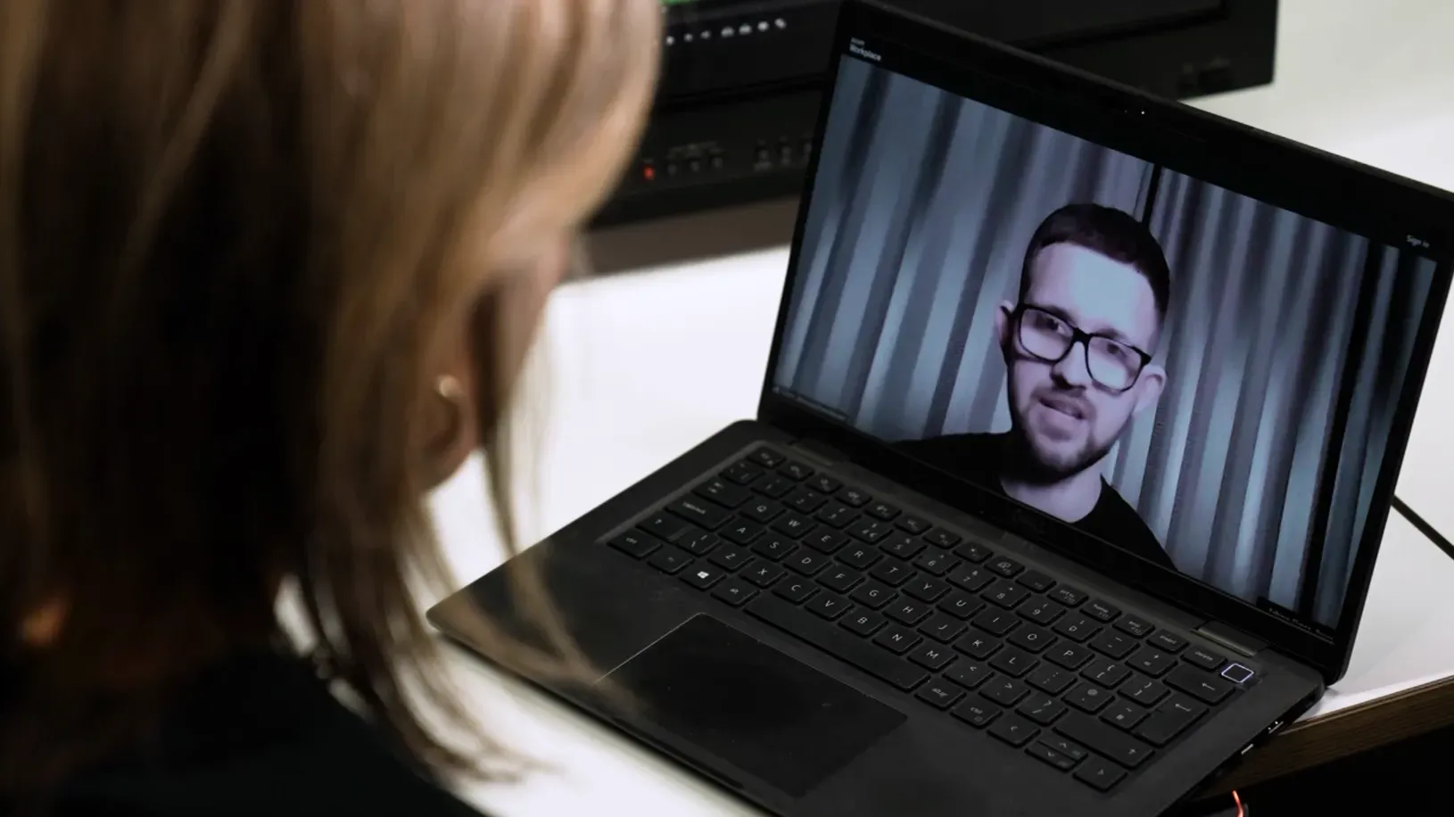 مقابلة عبر الفيديو مع بافيل كاربوفسكي، مدرس في مدرسة مدونين في ماريوبول، يتحدث عن إعادة الإعمار تحت الحكم الروسي.