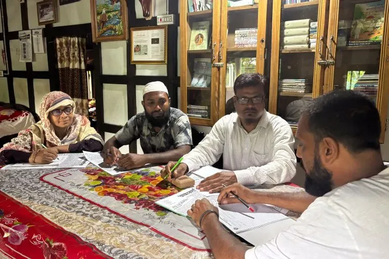 اجتماع لفريق تحرير صحيفة "أندهارمانيك" في مكتبهم، حيث يتناقشون حول المحتوى ويعملون على تطوير المجلة المجتمعية.