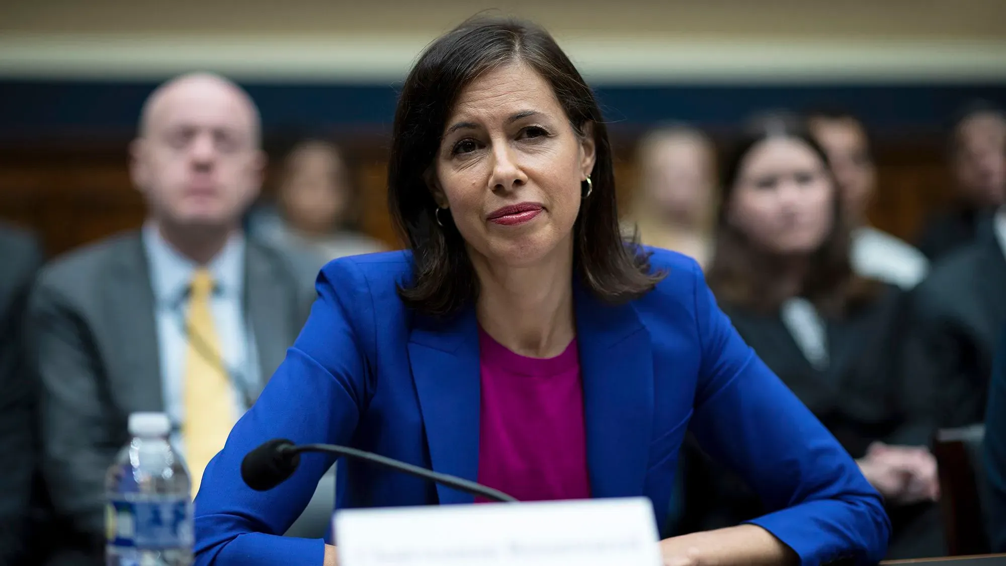 رئيسة لجنة الاتصالات الفيدرالية جيسيكا روزنوورسيل أثناء جلسة استماع، حيث تناقش قضايا حرية الصحافة والتعديل الأول.