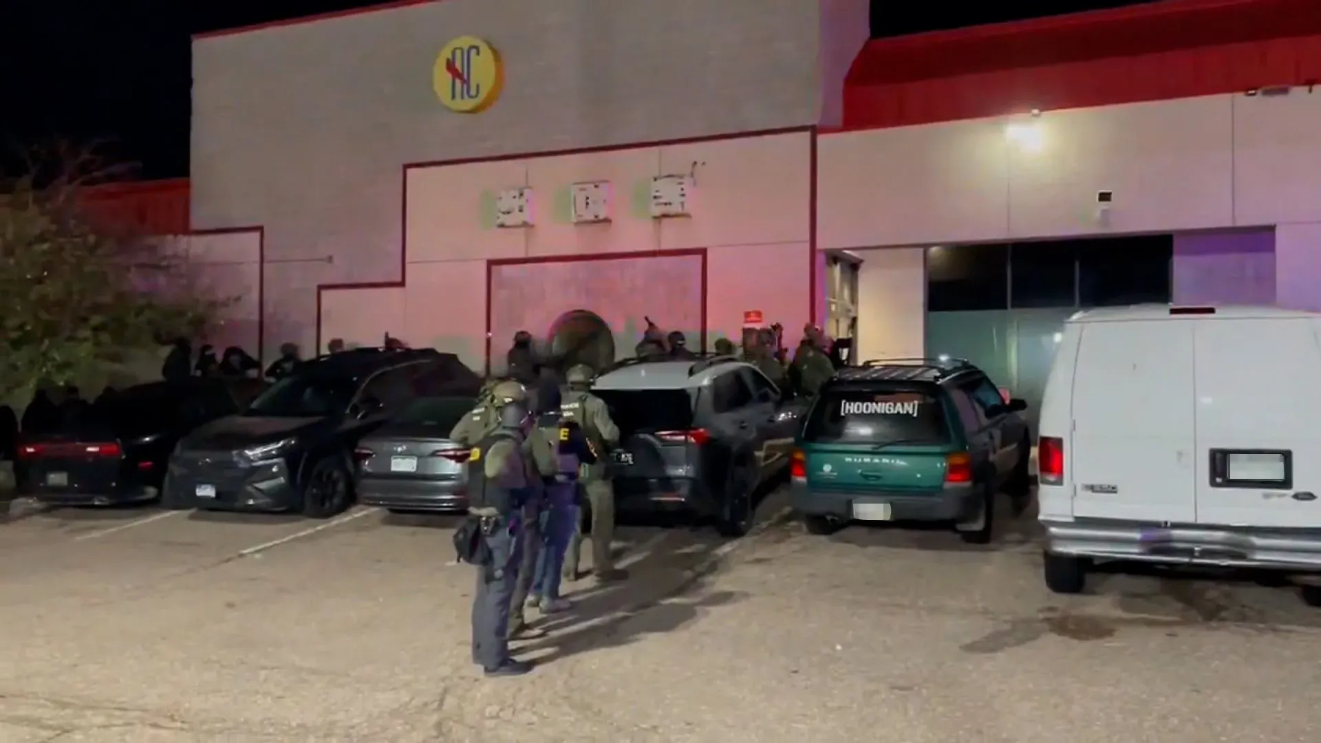 مداهمة ليلية في كولورادو سبرينغز، حيث تجمع عملاء فيدراليون أمام ملهى ليلي تحت الأرض، ويظهر بعضهم بزي عسكري.