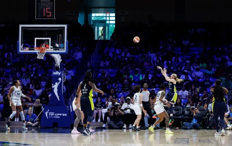 مباراة كرة سلة بين فريق دالاس وينجز وفريق مينيسوتا لينكس، مع تسديدة في الهواء وسط جمهور متفاعل في الملعب.