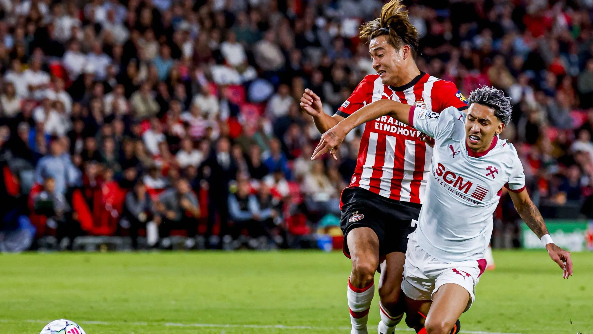 لاعبو PSV Eindhoven وShakhtar Donetsk يتنافسون على الكرة في مباراة دوري أبطال أوروبا التي انتهت بالتعادل 1-1.