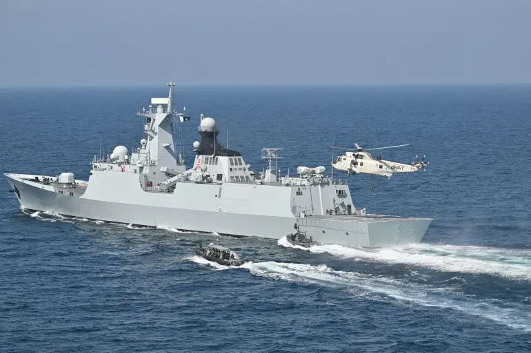 سفينة تابعة للبحرية الباكستانية أثناء عملياتها في بحر العرب، حيث صادرت مخدرات بقيمة تتجاوز 972 مليون دولار أمريكي.