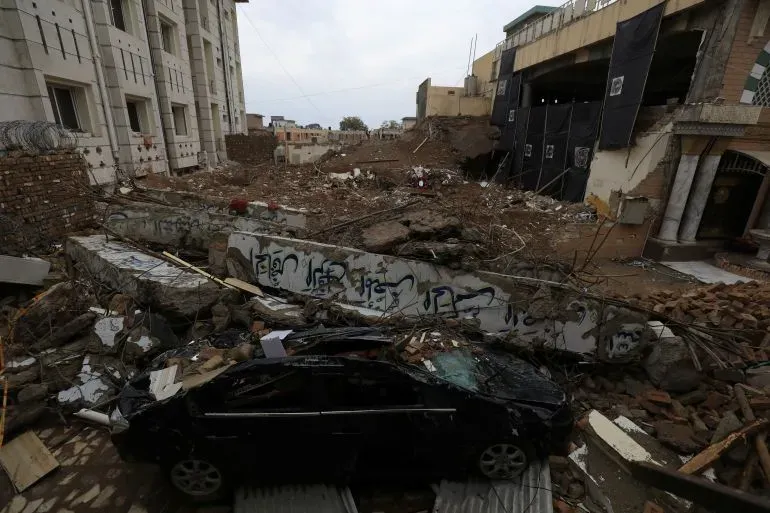 دمار واسع في منطقة حضرية، يظهر حطام مباني وسيارة متضررة، يعكس آثار الاشتباكات العنيفة بين القوات الباكستانية والأفغانية.