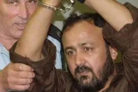 زيارة إيتامار بن غفير إلى مروان البرغوثي في زنزانته، حيث يظهر البرغوثي مقيدًا، تعكس التوترات المتزايدة في السجون الإسرائيلية.