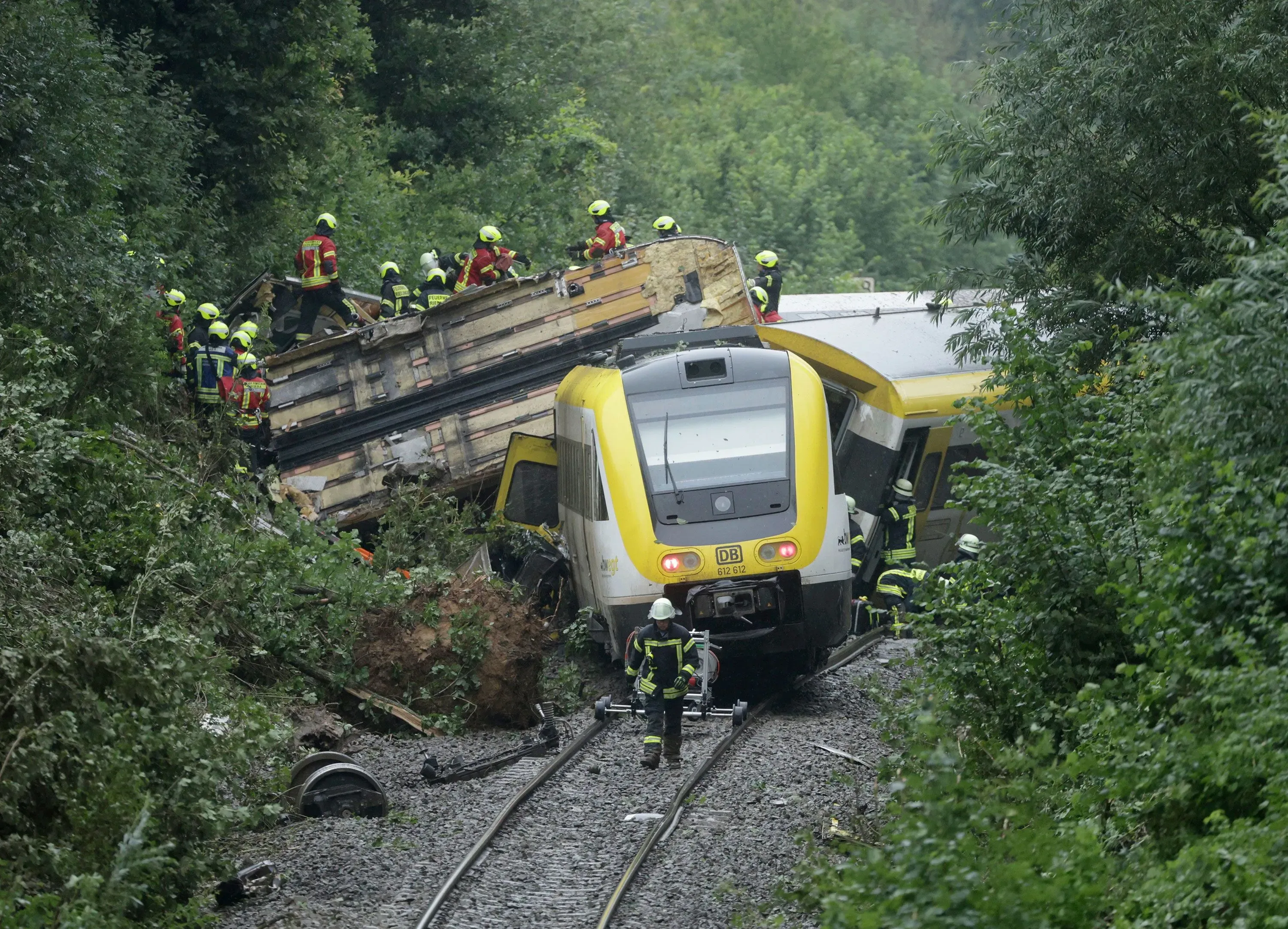 حادث قطار في جنوب ألمانيا يظهر عربات مقلوبة والفرق الإنقاذ تعمل في موقع الحادث، حيث أسفر عن مقتل ثلاثة وإصابة آخرين.