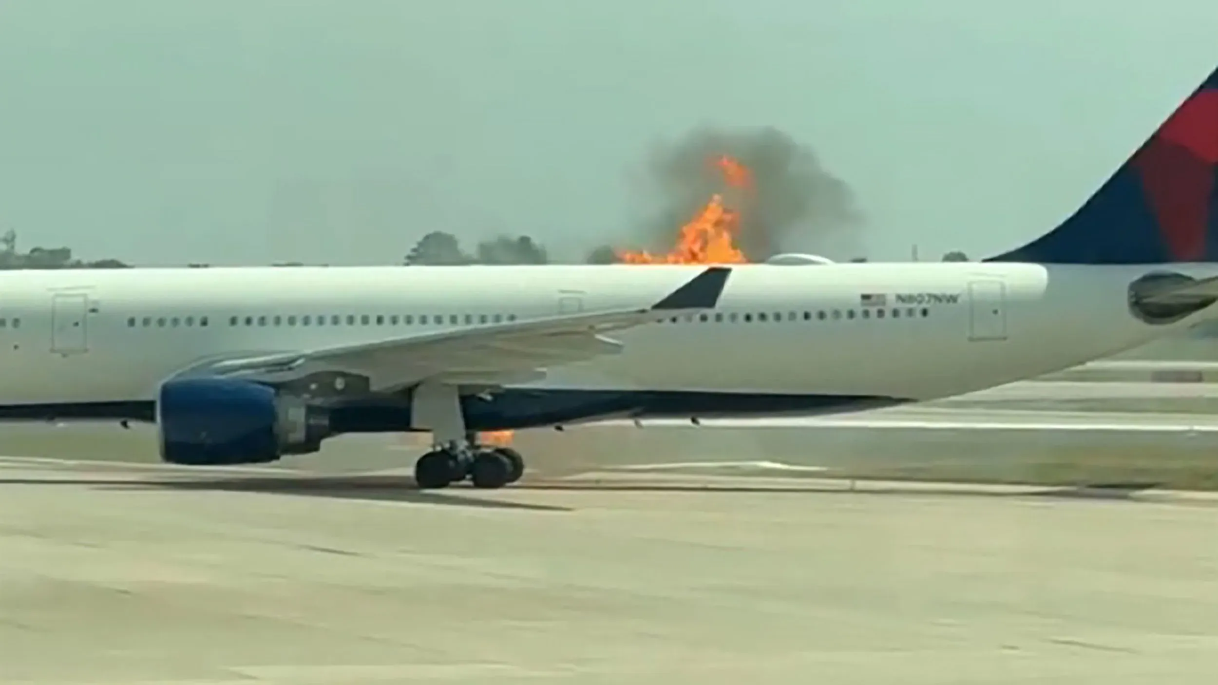 حريق في محرك طائرة دلتا إيرلاينز A330 أثناء إجلاء 282 راكبًا في مطار أورلاندو، مع ظهور لهب برتقالي من المحرك الأيمن.